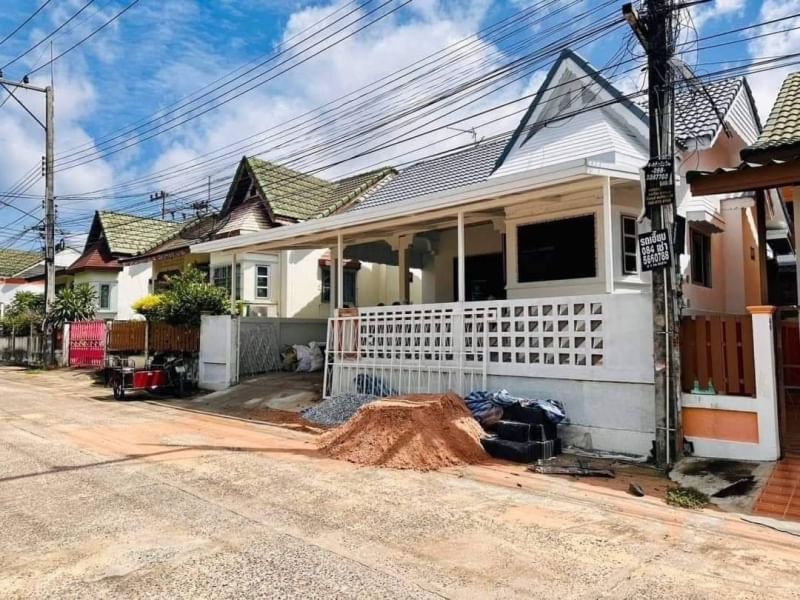 For SaleHouseSriracha Laem Chabang Ban Bueng : Single house for sale, currently being renovated, Siriporn Village 2, Surasak, Sriracha - Nong Yai Bu.