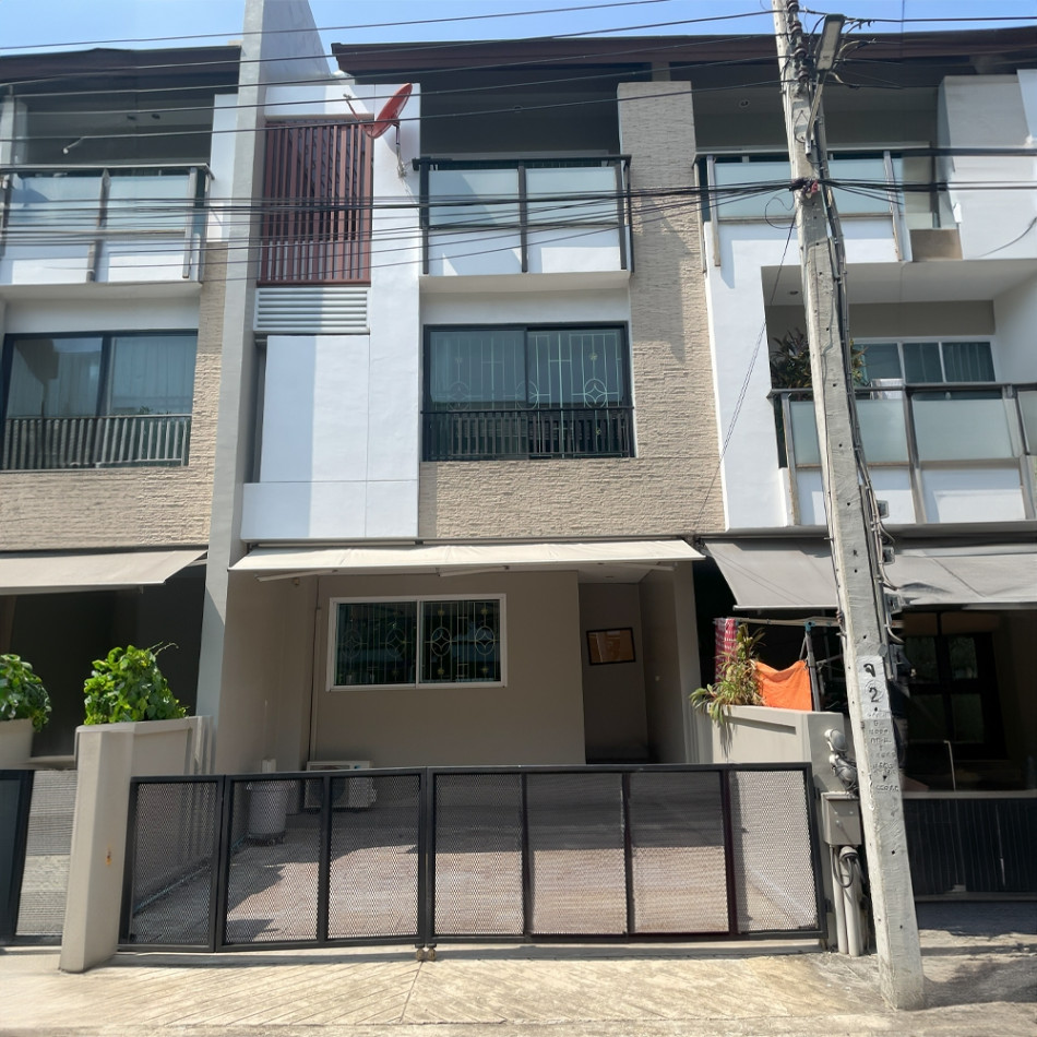 For SaleHouseYothinpattana,CDC : For sale: 3-story townhome, Private Nirvana Life Exclusive, 220 sq m, 24.8 sq m, already extended, good location.