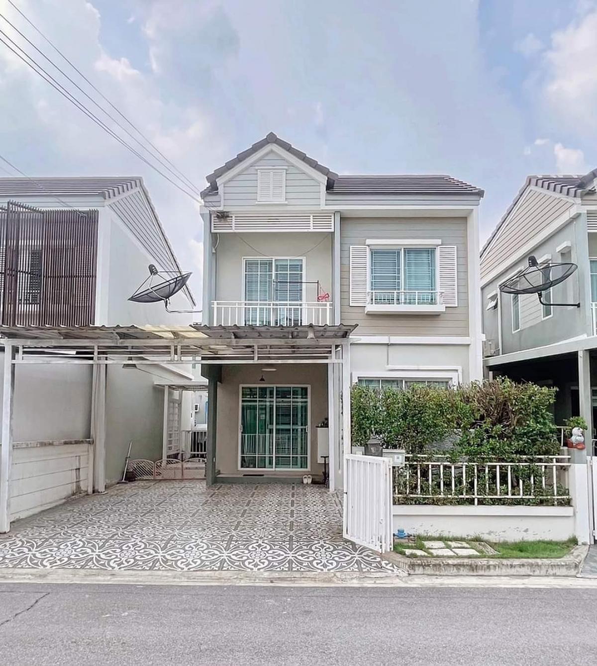 For SaleTownhouseBangna, Bearing, Lasalle : For sale, house, The Village Bangna-Wongwaen 2, near Mega Bangna, beautiful house, new, wide area around the house, shady, with furniture and electrical appliances, convenient transportation, near many important places