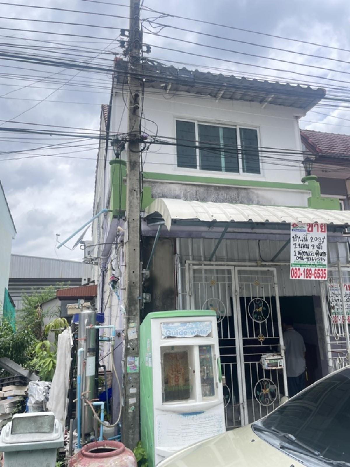 For SaleTownhouseNawamin, Ramindra : Corner townhouse for sale, Kanchanathip Village, Phraya Suren 15, near Lotus and market, 2 bedrooms, 2 bathrooms, 1 prayer room, area 20.3 sq m, with built-in furniture, special price, convenient transportation