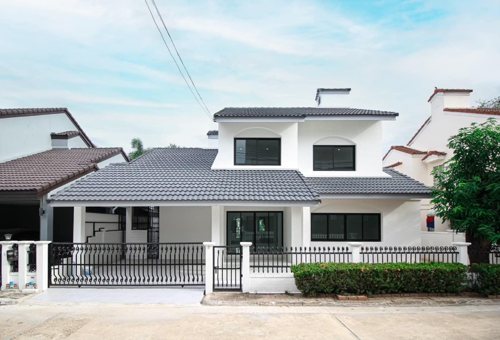 For SaleHousePinklao, Charansanitwong : Urgent sale! 2-storey detached house, Pin Klao Garden City Village, next to the main road, Phutthamonthon Sai 2 Road, newly renovated house.