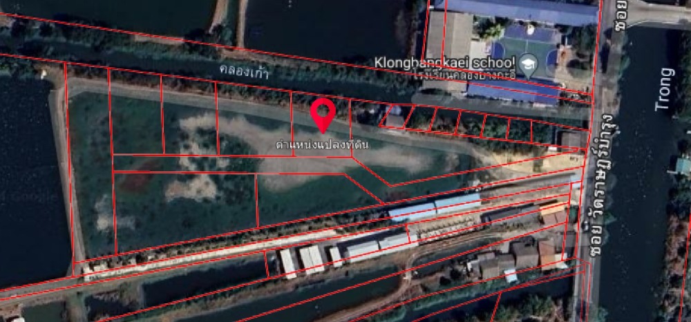 For RentLandSamut Prakan,Samrong : Land for rent 300 sq.w., convenient location, near the main road, can rent long term or short term, the front is on a 33 m. concrete road, the back is on Khlong Kao Canal, there is canal water, convenient drainage, including filling, with concrete road, e