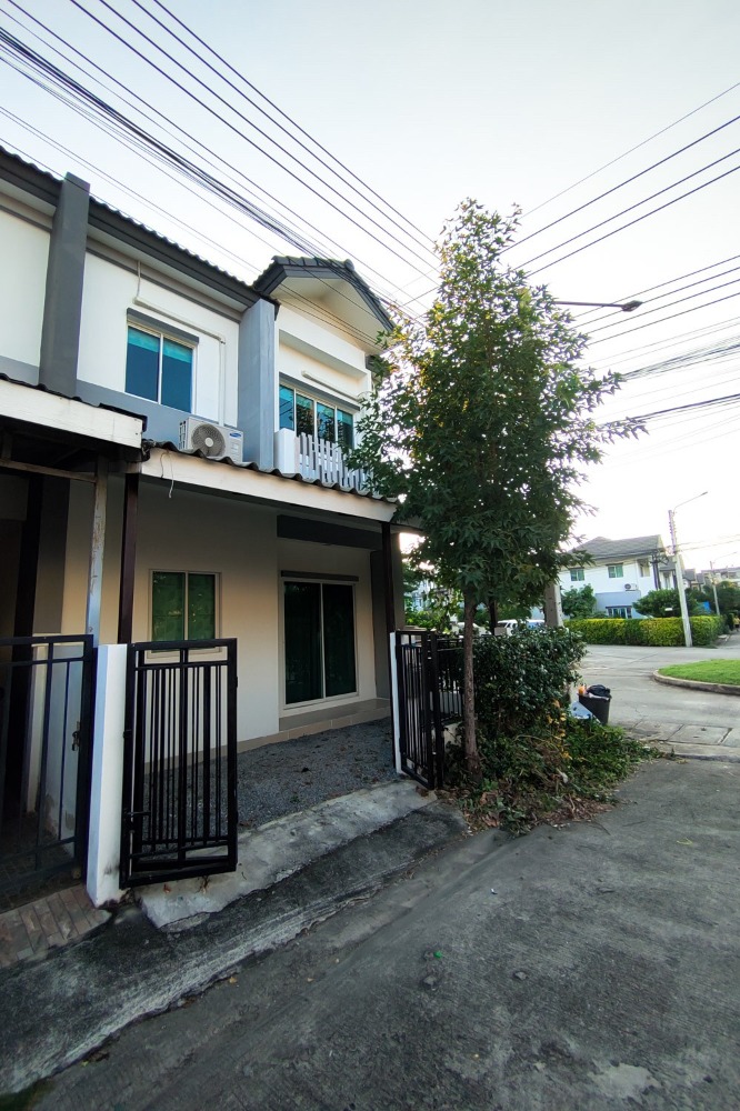 For RentTownhouseVipawadee, Don Mueang, Lak Si : Townhouse for rent width 5.7 meters on behind the corner and near Don Mueang Airport.