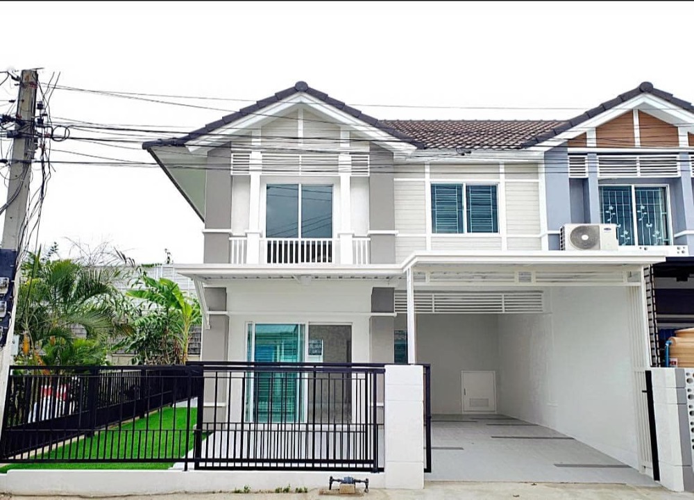 For SaleTownhousePathum Thani,Rangsit, Thammasat : Pruksa Ville 41 Tiwanon, corner plot, size XL, project next to the main road.  Got a lot of usable space.