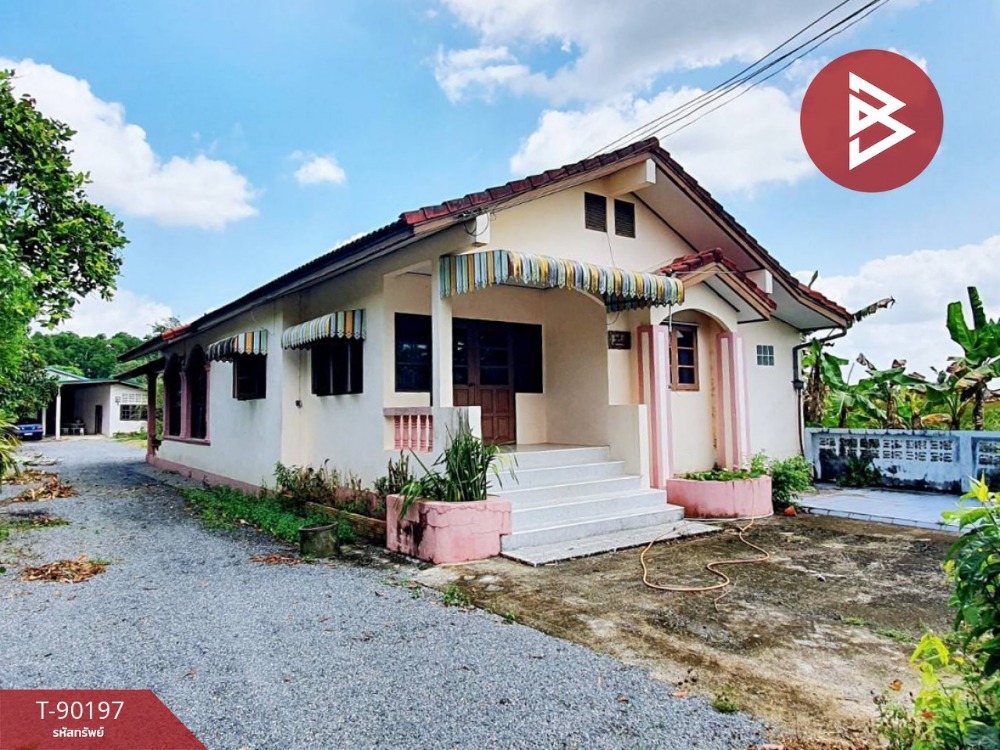 For SaleHouseNakhon Si Thammarat : 2 detached houses for sale, area 241.1 square meters, Soi Tha Ruea 7, Nakhon Si Thammarat.