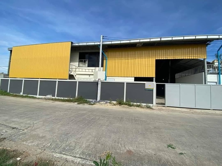 For RentWarehousePathum Thani,Rangsit, Thammasat : For Rent: Warehouse for rent with office, total area 800 square meters, Khlong Luang location, Soi Aiyara, not deep into the alley / near Thai Market, trailer trucks can enter and exit.