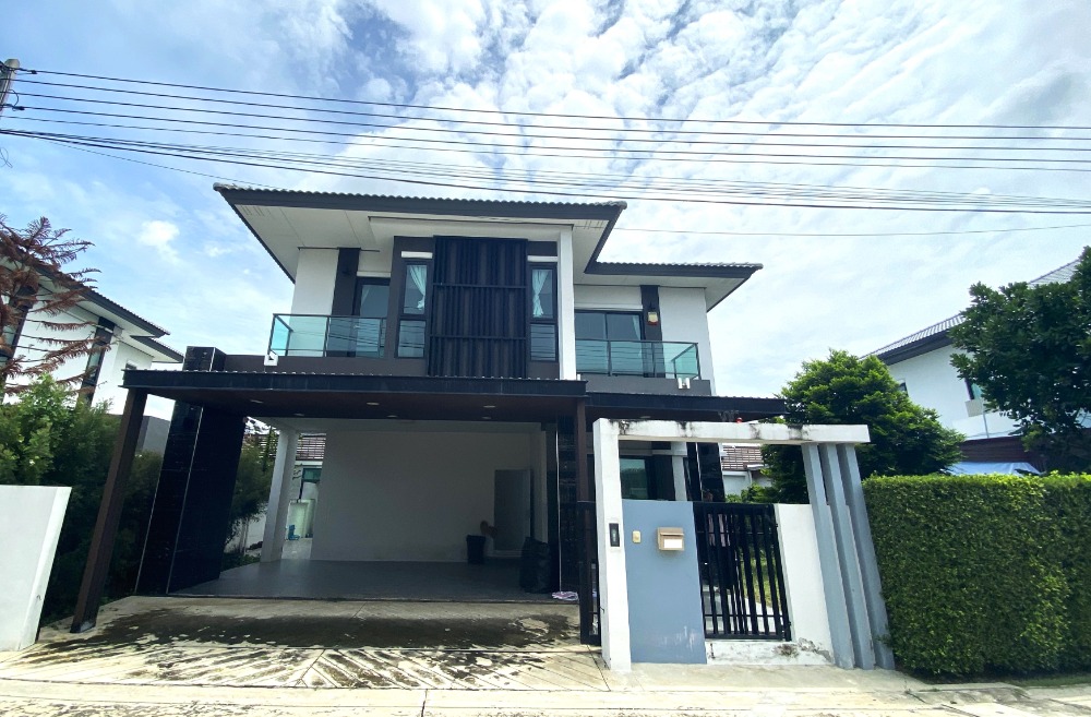 For SaleHousePathum Thani,Rangsit, Thammasat : 2-story detached house for sale, luxury project next to the golf course, NC On Green Charm Village, Lam Luk Ka Khlong 5, area 63.9 sq m, 4 bedrooms, 4 bathrooms, free!! Air conditioning in every room. Ready to add a roof to the garage and a complete kitch