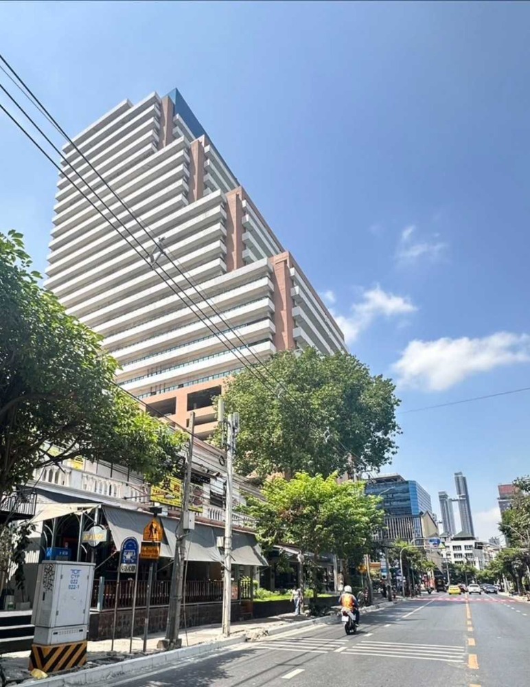 For RentShop HouseKhlongtoei, Kluaynamthai : Office building for rent, Sorachai Building Project, 283 sq m, 12th floor.