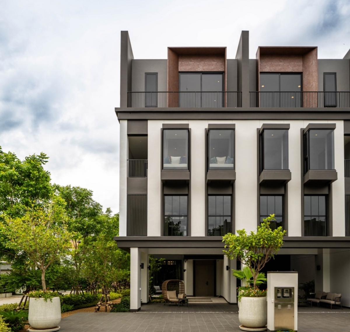 For SaleTownhomeSeri Thai, Ramkhamhaeng Nida : Luxury townhome, special price, plot near club house, only 16.9 million 0647944263