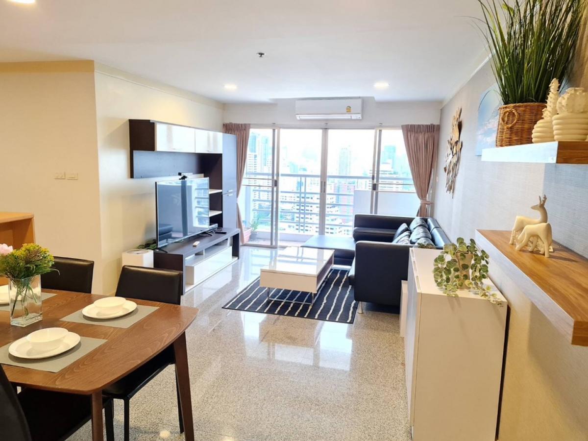 ขายคอนโดสุขุมวิท อโศก ทองหล่อ : 📢👇 Sell with tenant til Dec 25, good for living or investing (yield above 5%) Spacious 2 beds plus 1 extra room , corner unit with beautiful river, park, city view. Walking distance 600 meters to BTS