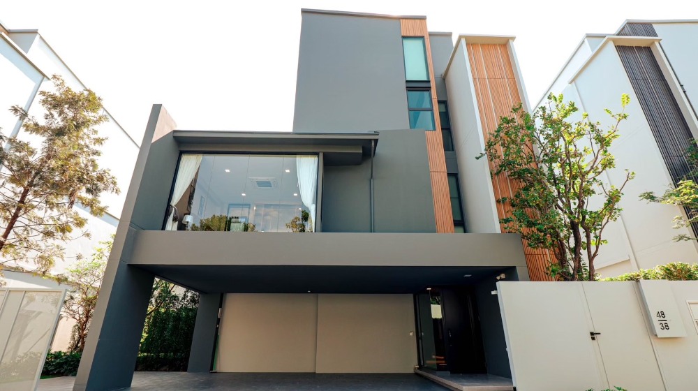 For RentHousePattanakan, Srinakarin : 📌 [For Rent] **Vacant and ready to move in** For rent VIVE Krungthep Kreetha, luxury 3-storey detached house with elevator, luxuriously decorated, next to Wellington International School📌