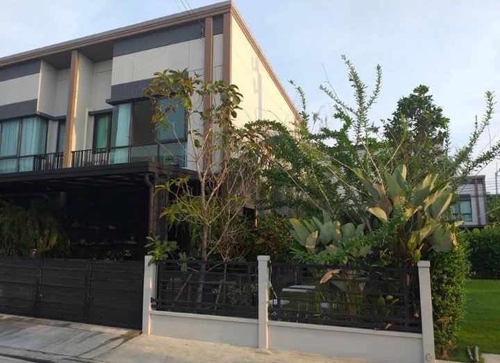 For RentTownhouseNonthaburi, Bang Yai, Bangbuathong : Townhome, corner house, garden next door, decorated in Balinese style, with waterfall, near Central Westgate