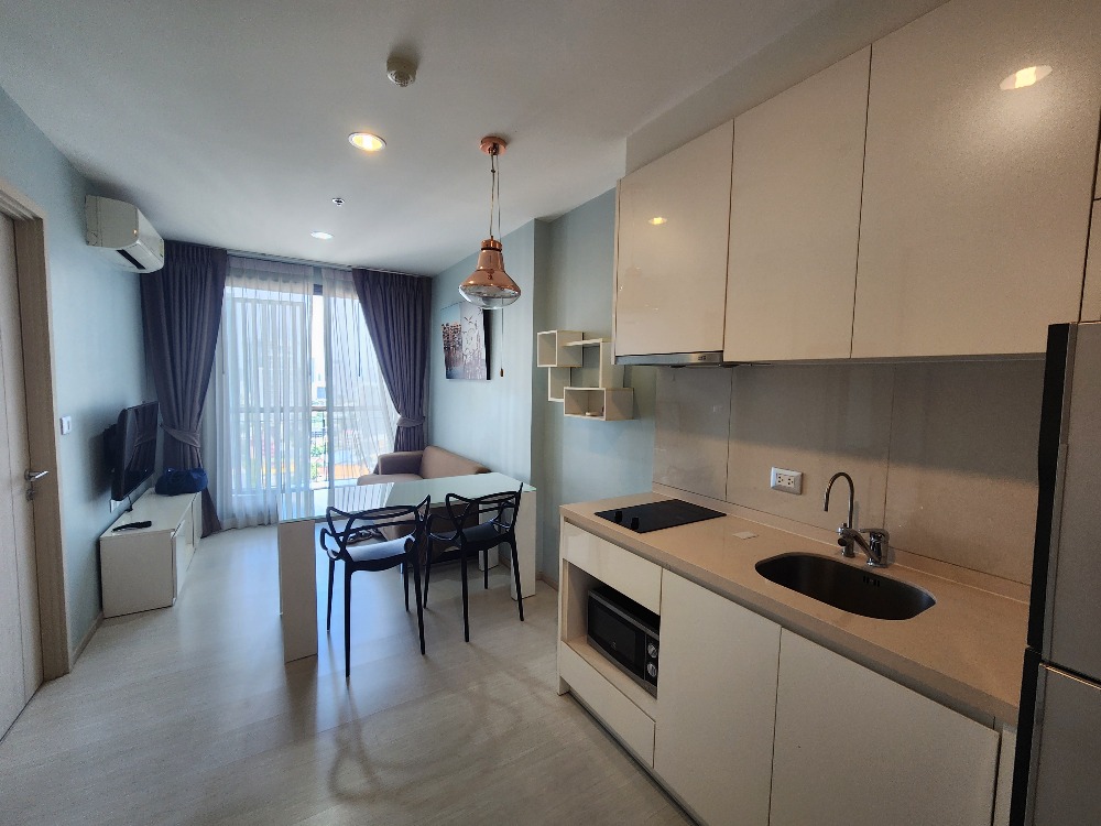 For RentCondoSukhumvit, Asoke, Thonglor : Condo for Sale with tenant. Rhythm Sukhumvit 42. Near Ekamai BTS. High floor.