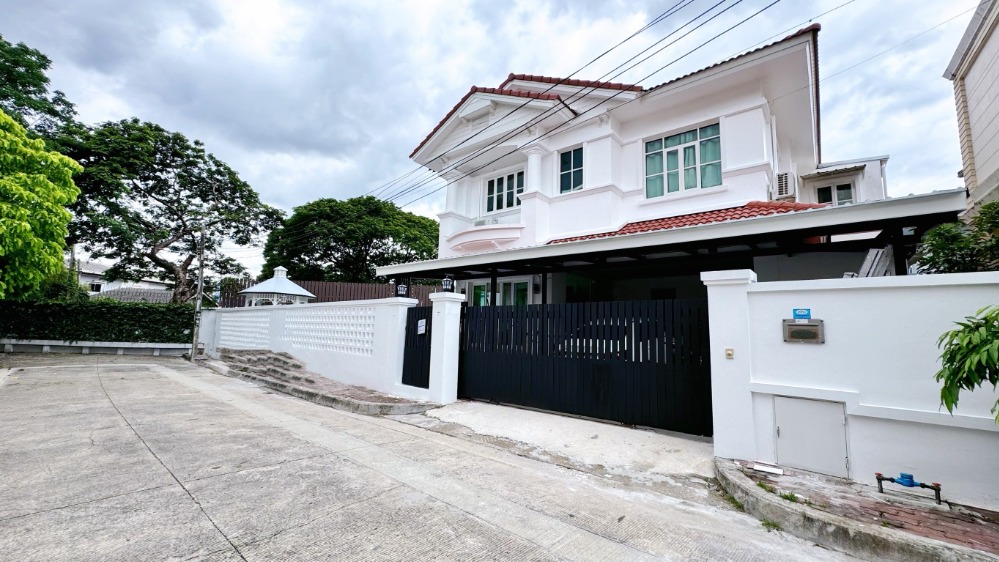 For SaleHouseNawamin, Ramindra : For sale: 2-storey detached house, Manthana Village, Phraya Suren 26, newly renovated, end unit