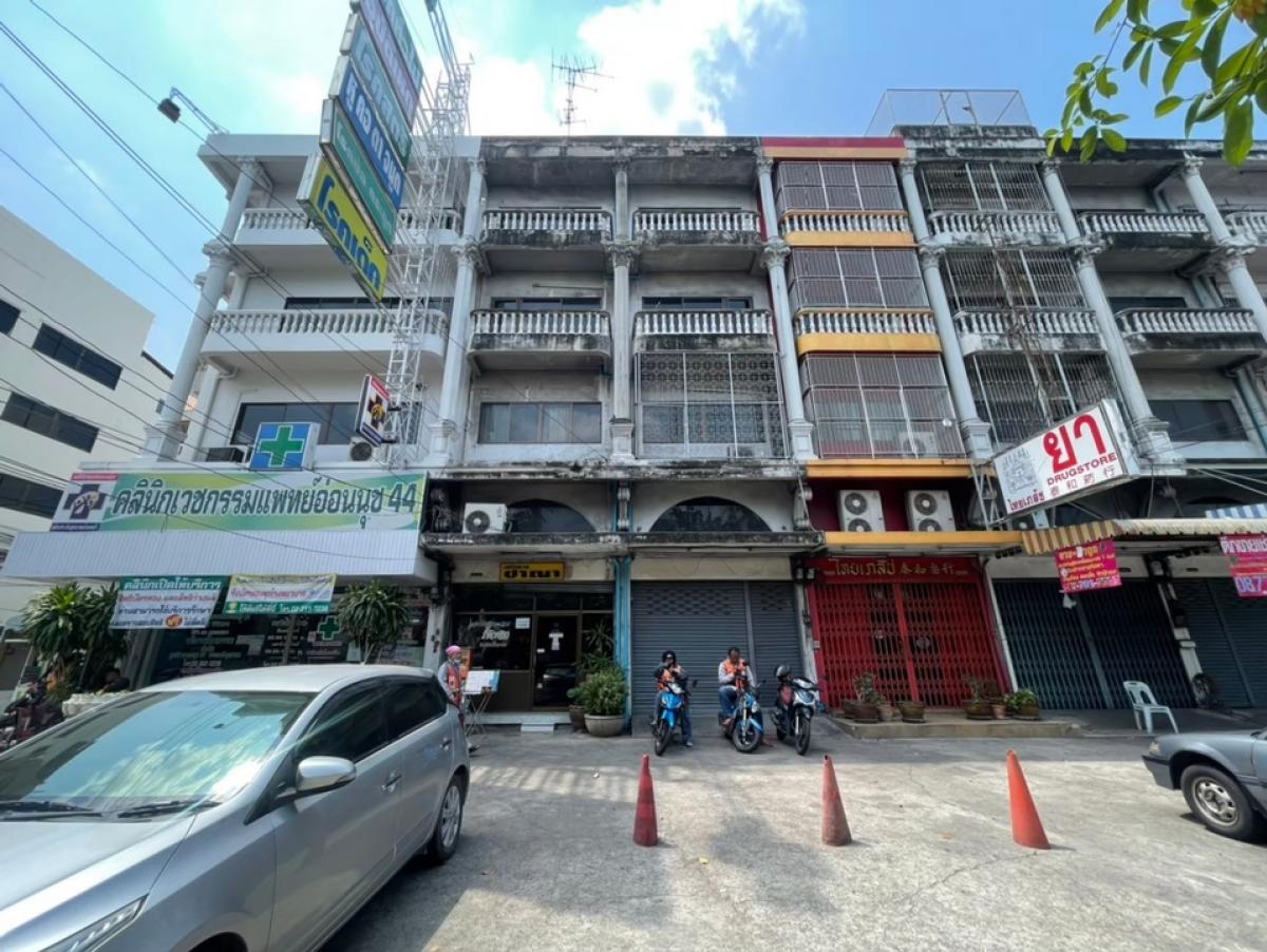 For SaleShop HouseOnnut, Udomsuk : Urgent sale **Shophouse at the entrance of Soi On Nut 44, 7.5 million