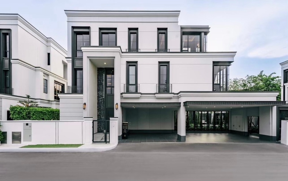 For SaleHousePattanakan, Srinakarin : Moulton Gates Krungthep Kreetha, a modern single-family home reflecting luxury and convenience.