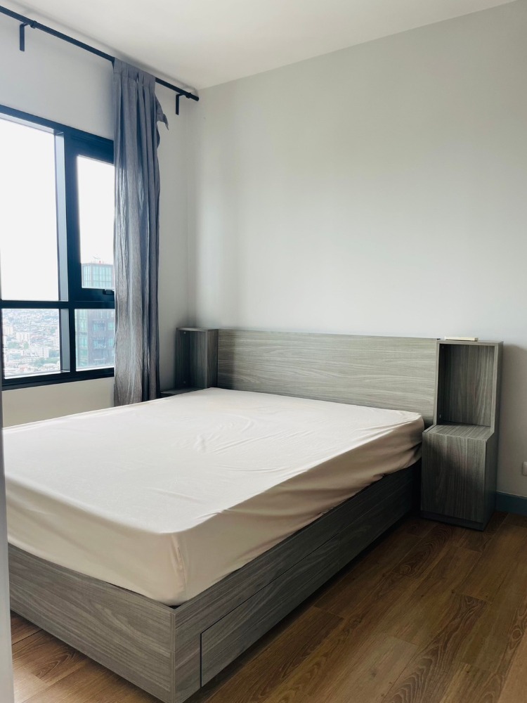 For RentCondoLadprao, Central Ladprao : Condo for rent, near 2 BTS lines, 18,000 baht per month, with swimming pool, tennis court and many facilities.