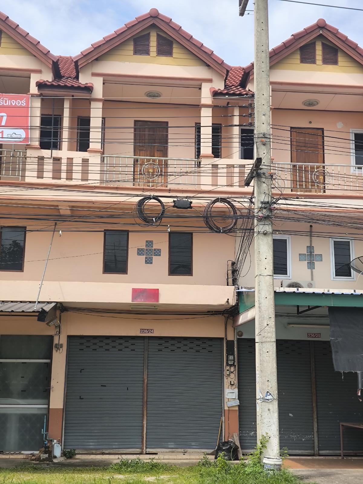 For SaleShophouseLampang : For sale/rent, 2 and a half story commercial building, Lampang-Chiang Mai Road. Opposite Thai Namthip Near the entrance to Sop Tui Village.