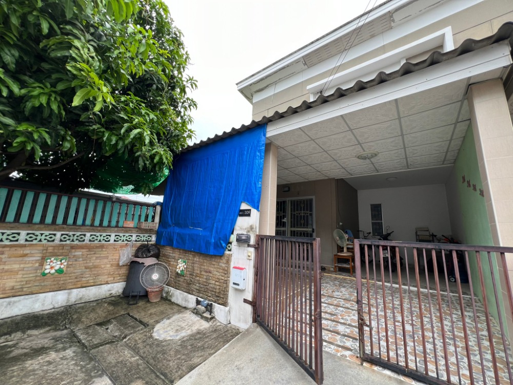 For SaleTownhousePathum Thani,Rangsit, Thammasat : Very cheap for sale, townhouse, Pruksa Village, Rangsit-Bang Phun 60/1, area 30.9 sq.wa., usable area 105 sq.m., suitable for living and renovating for profit, good location, convenient transportation, next to Rangsit-Pathum Thani Road