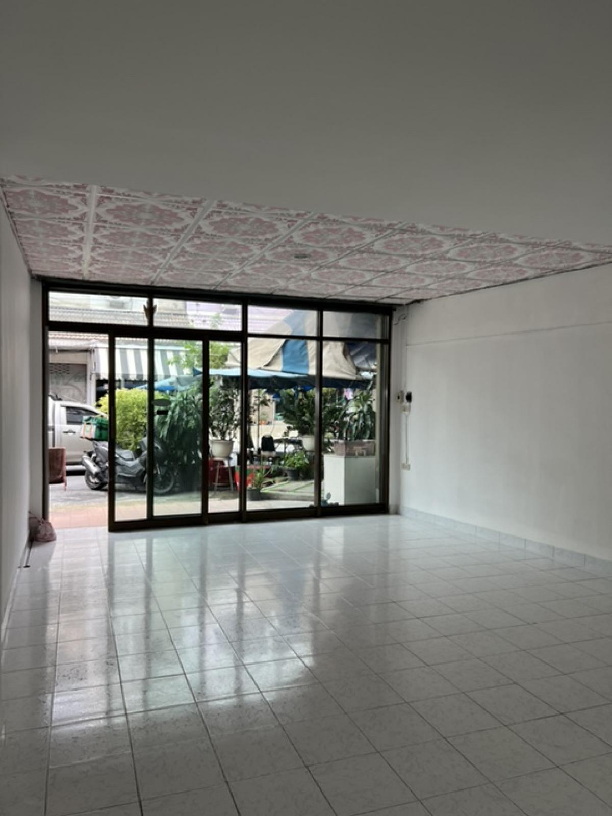 For RentRetailNawamin, Ramindra : For rent, 1st floor, has space in front that can be used to open a shop, Ram Intra Road, Km. 7, suitable for an office, business + residence.