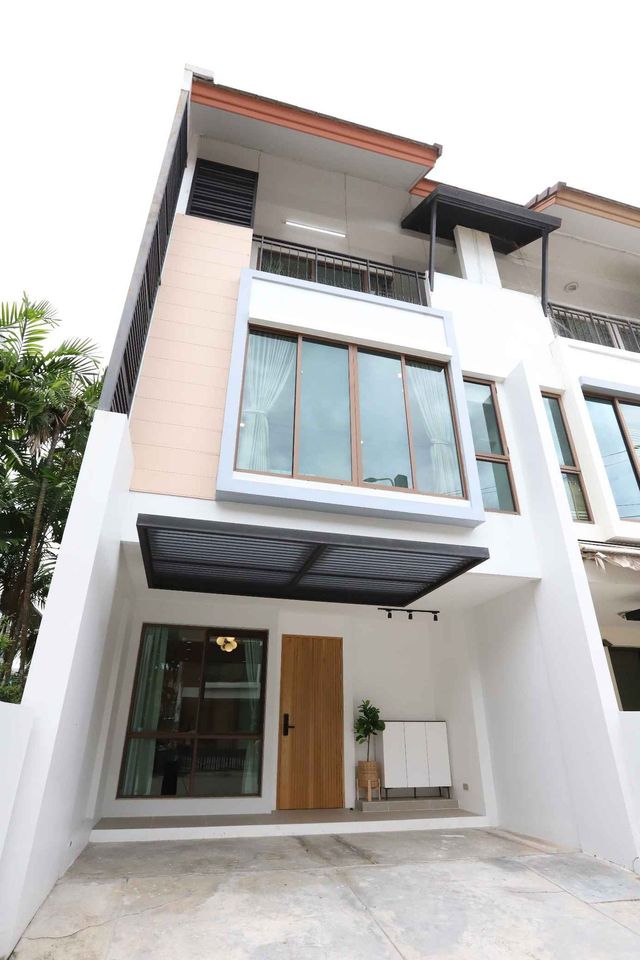 For RentTownhouseOnnut, Udomsuk : Newly renovated Townhome  Sukhumvit-Bangchak for rent ( SPSEVE279 )