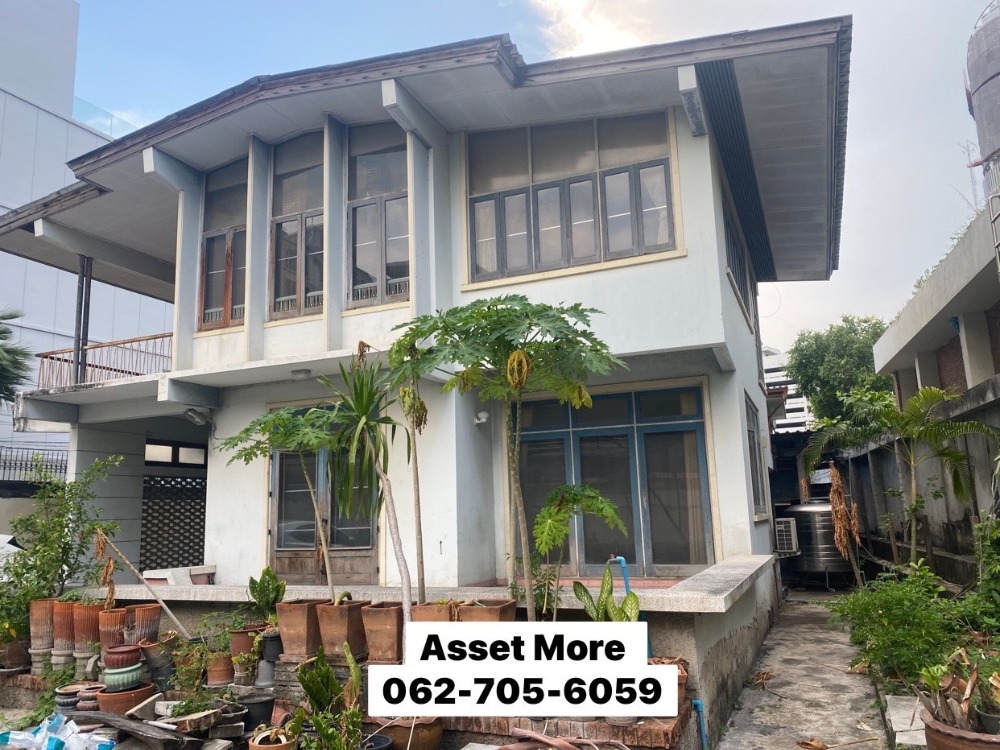 For RentHouseSapankwai,Jatujak : Single house for rent, 2 floors, near BTS Saphan Khwai, 97 square wah, with space around the house, Inthamara, Phaya Thai, Samsen Nai