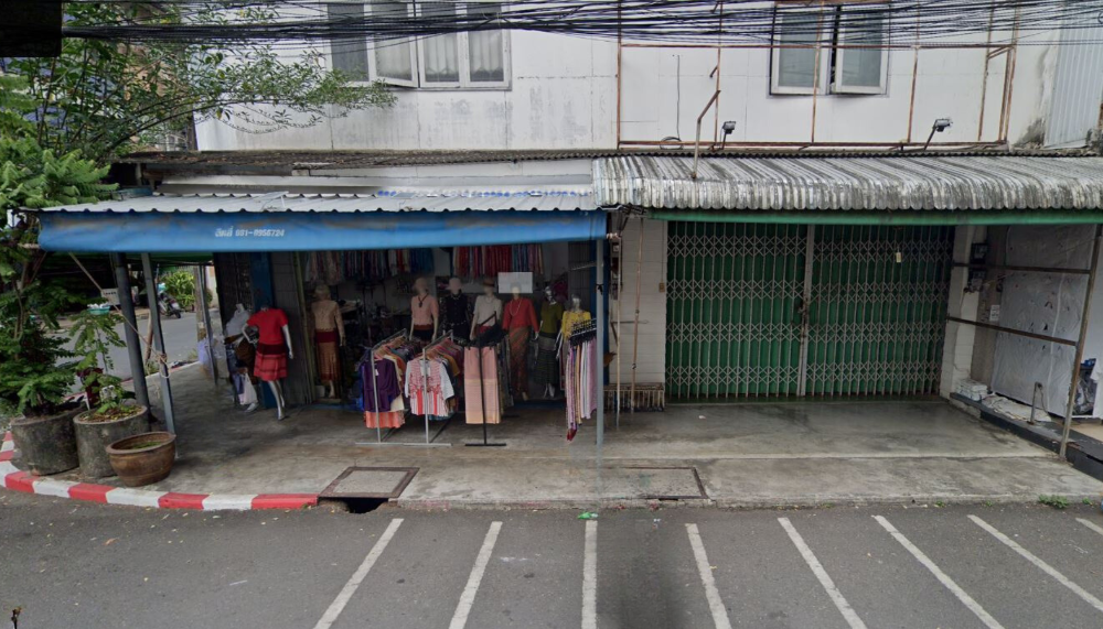 For RentLandHatyai Songkhla : **Shop front for rent** Prime location behind Kim Yong Market! Only 1,500 baht per month, very close to Kim Yong Market. Suitable for opening a small shop or setting up a stall. Anyone interested, hurry and reserve now!