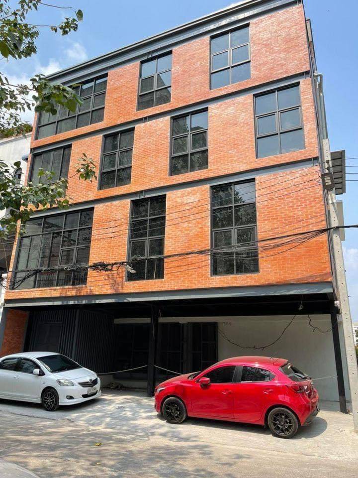 For SaleOfficePattanakan, Srinakarin : Commercial building for sale, 5 floors, already rented, income 70,000 baht per month, near the BTS, opposite Seacon Square.