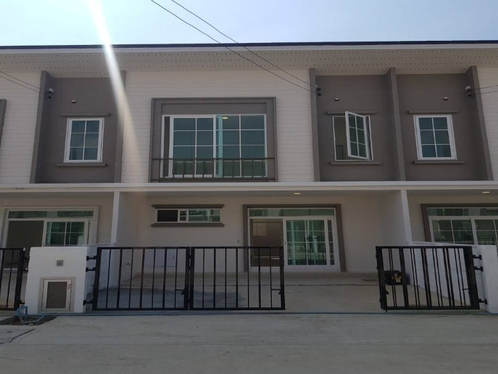 For RentTownhouseRathburana, Suksawat : Townhouse for rent, Suk Sawat - Pracha Uthit area, near Big C Pracha Uthit, only 6 minutes away.