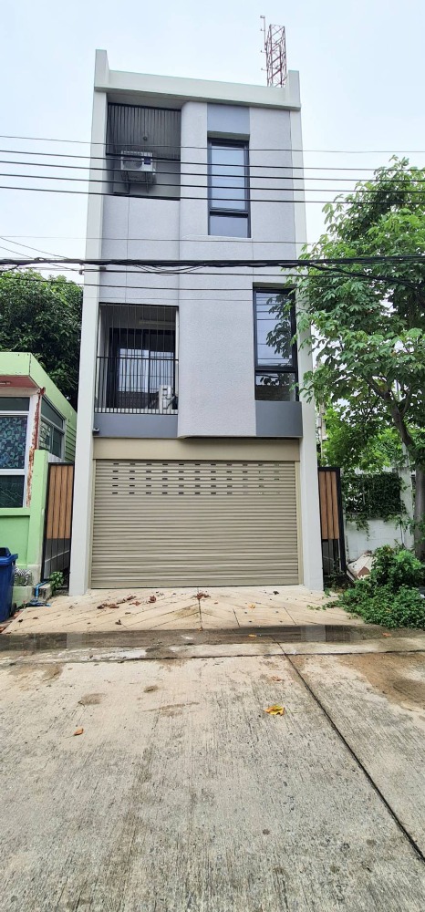 For SaleTownhouseKaset Nawamin,Ladplakao : Newly built house, very beautiful, 3 floors, never lived in. Modern style, 20 sq m, Sukonthasawat Rd. 24, entering the alley 50 meters.