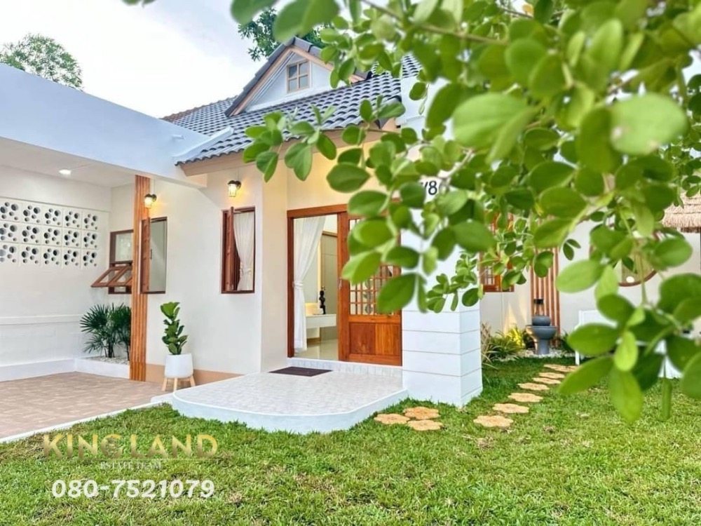 For SaleHousePattaya, Bangsaen, Chonburi : For sale, a newly renovated semi-detached house with luxurious decorations, comfortable to live in, with 3 bedrooms, 2 bathrooms, 38 sq m., on two sides of the road, with a warm atmosphere, built-in decoration with furniture throughout the house, special 