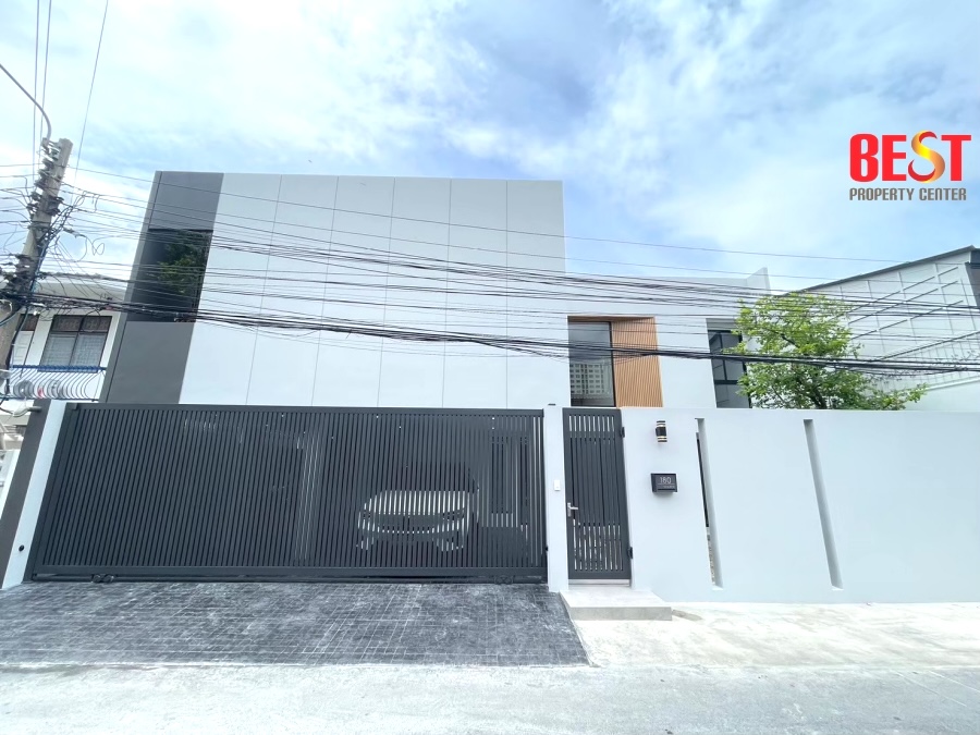 For SaleHouseChokchai 4, Ladprao 71, Ladprao 48, : For sale: Modern 3-storey detached house, 5 bedrooms, Chok Chai 4, on the main road, Lat Phrao, near BTS Chok Chai 4