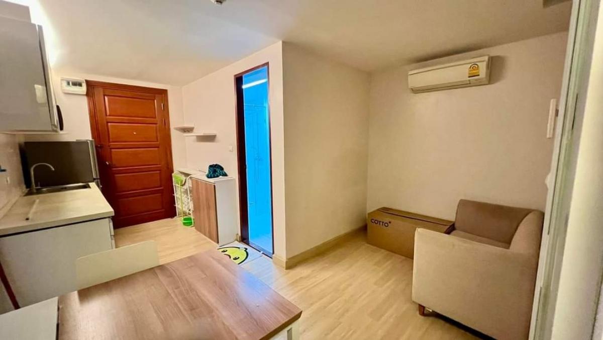 For RentCondoRatchadapisek, Huaikwang, Suttisan : 🎏🪅Emerald Residence Ratchada🪅🎏Room size 32 sq m. 1 bedroom, 1 bathroom, living room, parking for 1 car, price includes common area fee ✅️Near 🚅 Huai Khwang 600 meters ✅️Near The Street ✅️Near Bigc, Homepro Ratchada branch ✅️Near Central Rama 9, only 2 sta