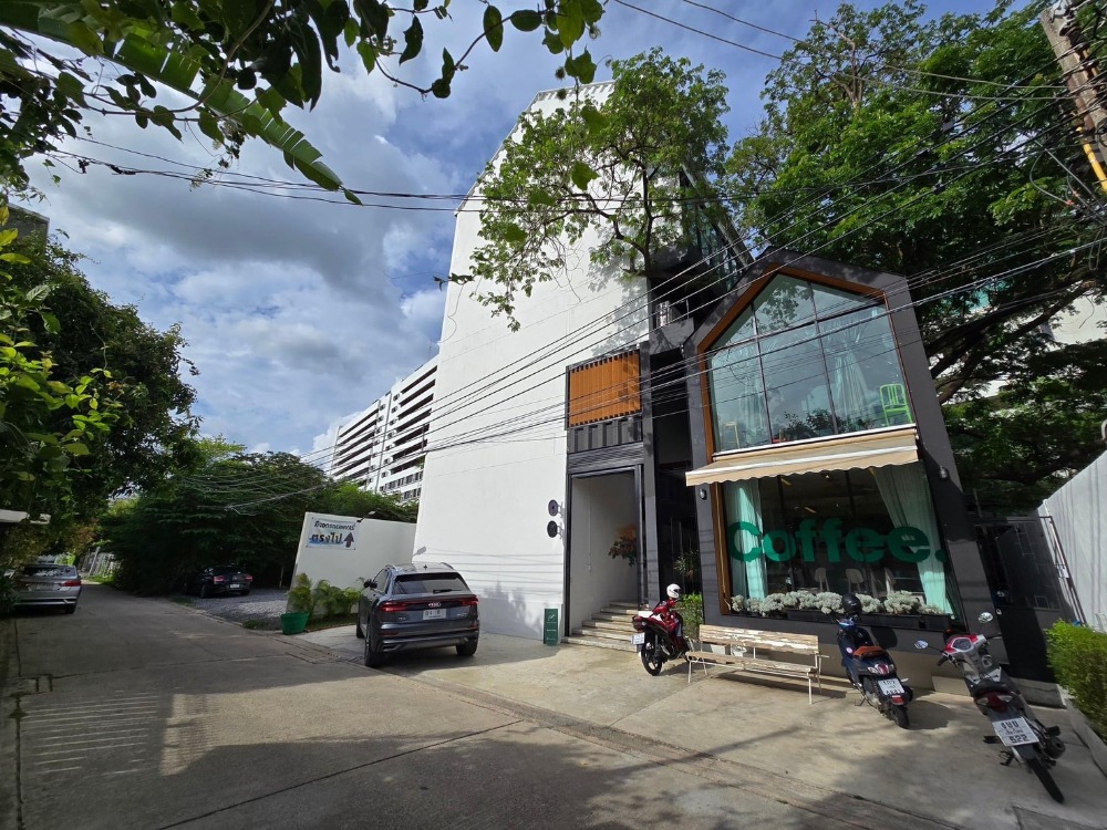 For RentWarehouseSapankwai,Jatujak : Office + Studio for rent, Soi Lat Phrao 15, can register a company, lots of parking space, only 2 units left.