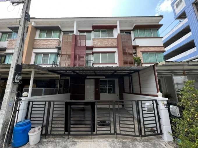 For SaleTownhouseSamut Prakan,Samrong : For sale: 3-storey townhouse, Town Plus Theparak, located on Theparak Road, convenient for travel.