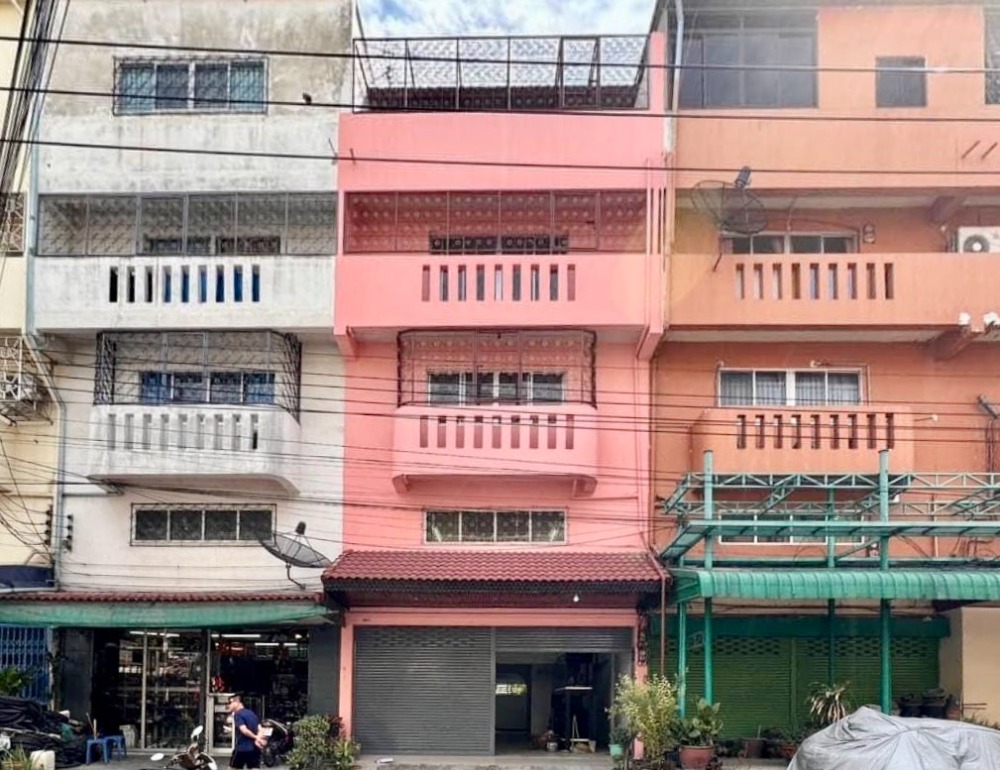 For SaleShophouseRathburana, Suksawat : 3 and a half storey commercial building, 28.1 sq.w., Wisesuk Nakhon 18, Pracha Uthit 79 (Suk Sawat 66), 6 meters wide, usable area: 350 sq.m., fully extended, renovated throughout, on the main road, good location for tra