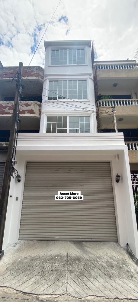 For RentTownhouseRama9, Petchburi, RCA : Townhome for rent Ekkamai 4 floors 22 square wah, usable area 240 square meters, 3 bedrooms, 4 bathrooms, beautiful and clean open house, suitable for living and opening an office, Khlong Tan Nuea Subdistrict, Watthana District, near BTS Ekkamai, can go t