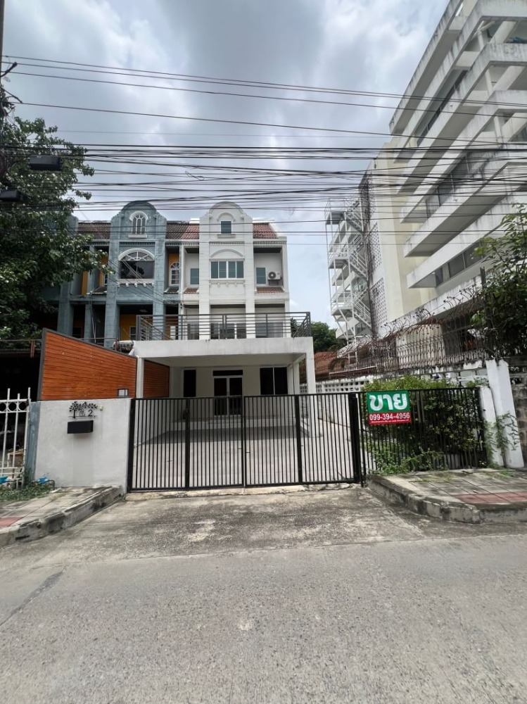 For SaleHome OfficeChokchai 4, Ladprao 71, Ladprao 48, : For sale: 3-storey home office, Lat Phrao 91, renovated house, ready to move in or start a business immediately.