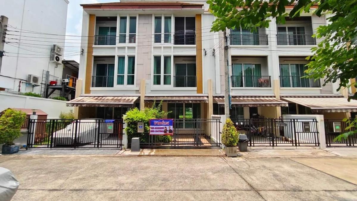 For SaleTownhousePattanakan, Srinakarin : For sale/rent 3-storey townhouse “Baan Klang Muang S-SENSE Srinakarin“ Soi 46/1, newly renovated, 4.49 million baht.