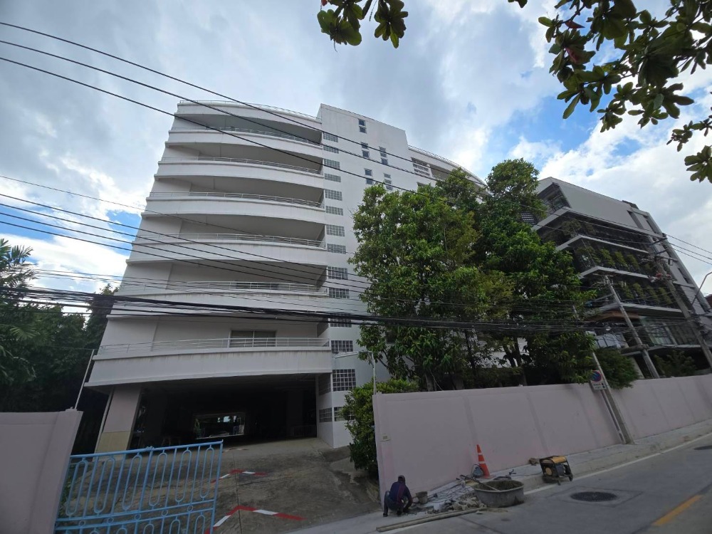 For SaleShophouseKaset Nawamin,Ladplakao : For sale: Apartment, office building, Sathorn, Chan Road, near expressway, land area according to title deed, total 687 square wah.