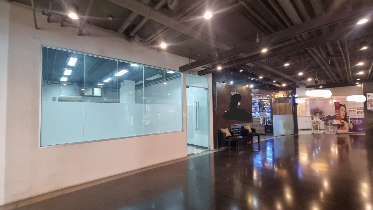 For RentRetailSukhumvit, Asoke, Thonglor : For rent, Phrom Phong, Thonglor, suitable for service businesses such as barbershops, dental clinics, Skincare businesses, not accepting beauty clinics, area size 49.34 square meters.