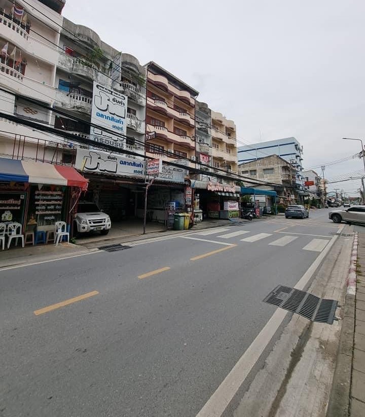 For SaleShophouseSamut Prakan,Samrong : 🔥🔥Urgently Sale!🔥🔥🕋 4-storey commercial building, good location, prime location, on the road, multiple entrances and exits, opposite Wat Bang Phli Yai Klang