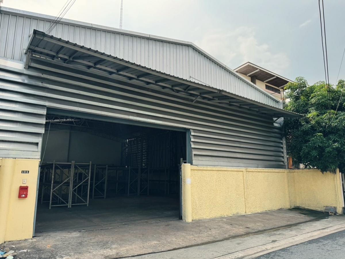 For RentWarehouseRatchadapisek, Huaikwang, Suttisan : For rent, warehouse, storage area 400 square meters, Ratchadaphisek, Huai Khwang, near MRT Ratchadaphisek station 450 meters, business location, Chinese people, transportation, communication