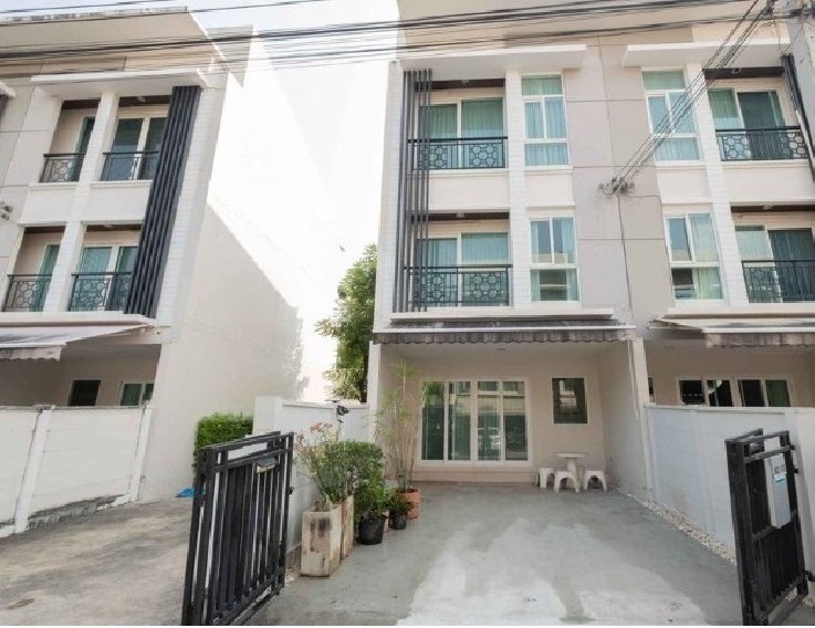 For RentTownhouseSeri Thai, Ramkhamhaeng Nida : For Rent, 3-storey townhouse for rent, Baan Klang Muang Village, Rama 9-Motorway, corner house, very beautiful house, no furniture, 3 air conditioners, no pets allowed, suitable for living or as an office, can register a company