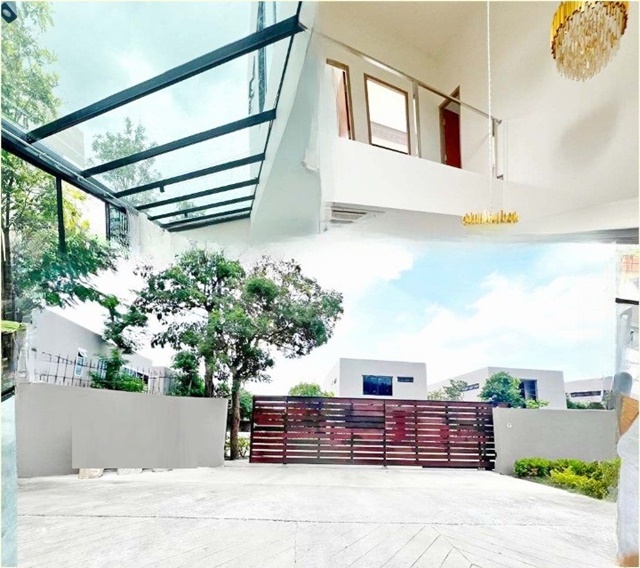 ให้เช่าบ้านลาดกระบัง สุวรรณภูมิ : เฟอร์หรูครบ 80ตรว.ให้เช่าคฤหาสน์ glass roof 300ตรม.3-4นอน 4น้ำ ม.พระจอมเกล้า ลาดกระบัง 3.5 กม. ฉลองกรุง36-44 ตลาดนิคมลาดกระบัง