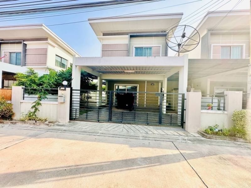 For SaleHouseSriracha Laem Chabang Ban Bueng : Second-hand house for sale, Surasak, 3-bedroom twin house, Life Valley Village, Sriracha