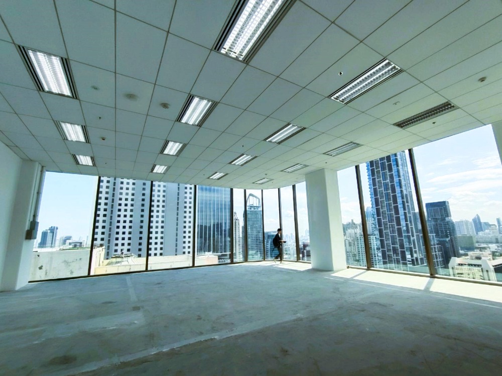 For RentOfficeWitthayu, Chidlom, Langsuan, Ploenchit : Modern office with entrance connect to BTS Chidlom 现代办公室出租 BTS Chidlom