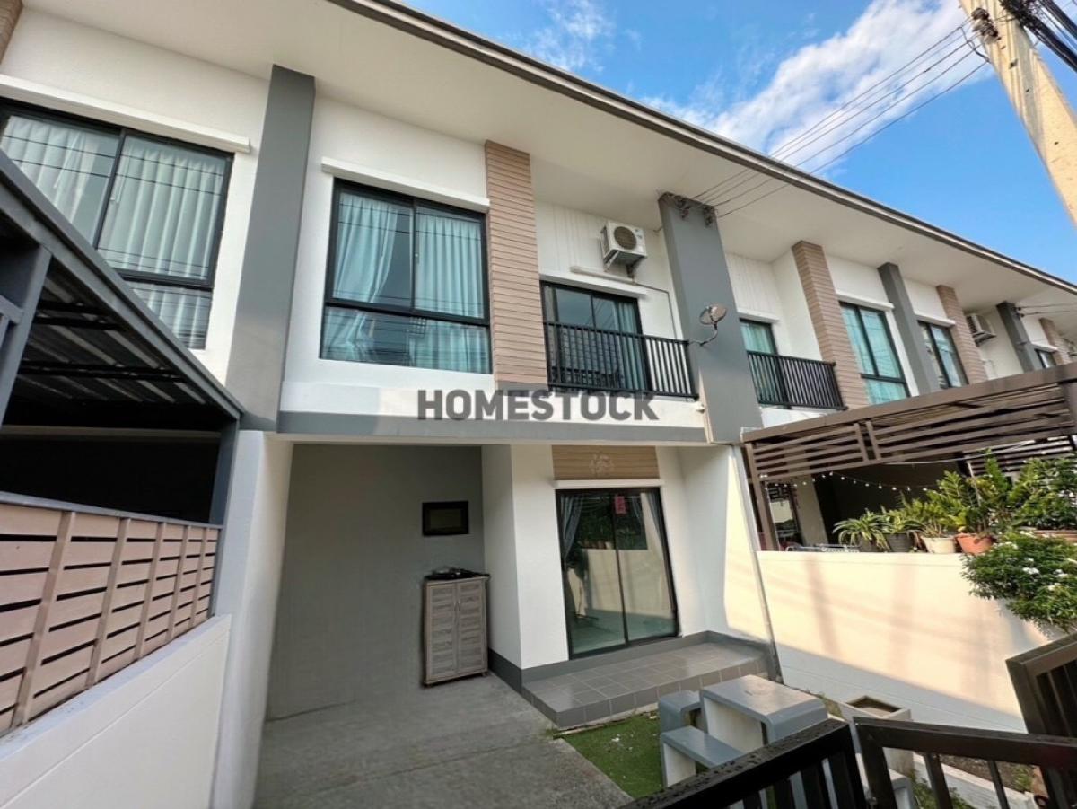 For RentTownhousePathum Thani,Rangsit, Thammasat : 12,000.- Townhome with furniture, Unio Village, Lam Luk Ka Khlong 4, community area, near AC Market Khlong 4, Lat Sawai, in front of the village, 7-Eleven and a newly opened market.