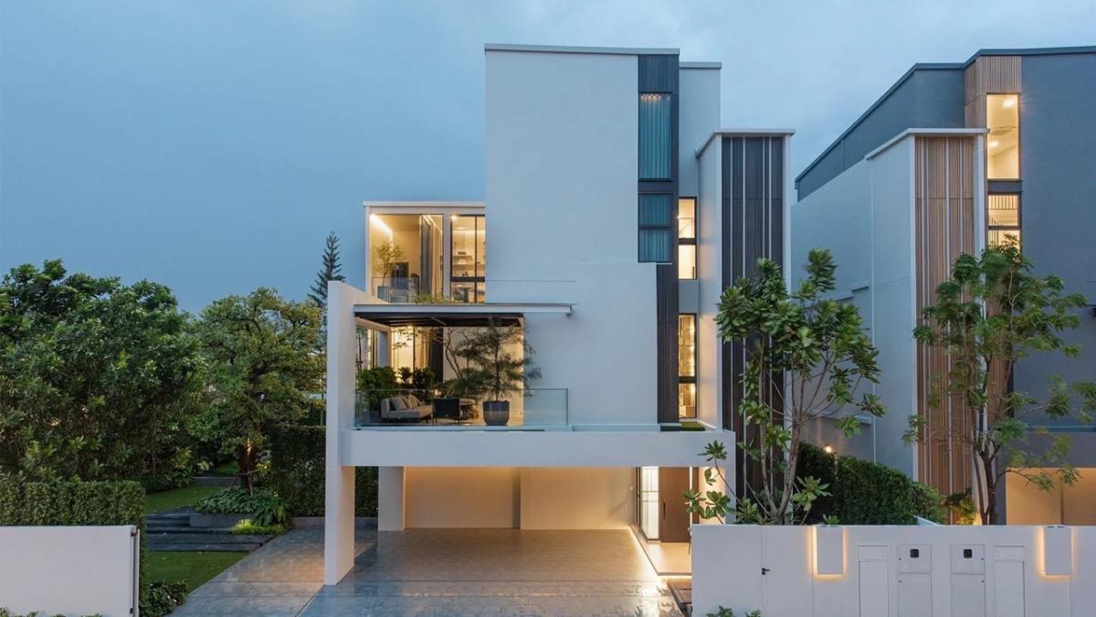 ให้เช่าบ้านพัฒนาการ ศรีนครินทร์ : 📢👇 3- story detached house with elevator, good compound, good security, walkable to Wellington College , 10-min drive to Brighton College, fully nice decoration furnished