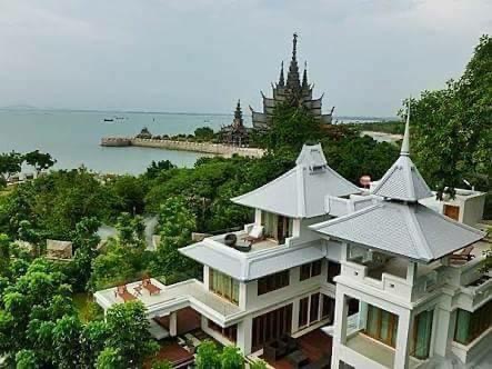 For SaleHousePattaya, Bangsaen, Chonburi : For sale, luxury villa with land, best location on Wong Amat Beach, next to Sanctuary of Truth, Pattaya.